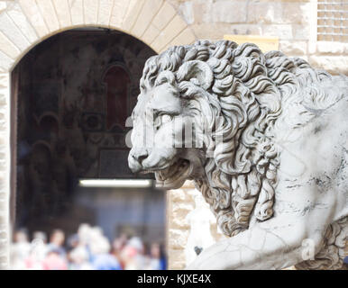 Lion la statua in marmo bianco dello sfondo. Foto Stock