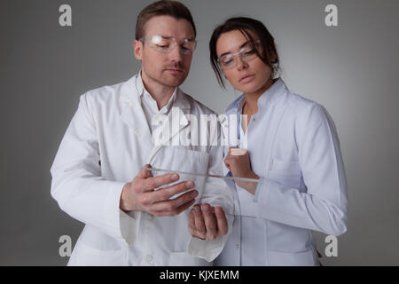 Due scienziati o medici azienda sbozzato trasparente futuristico digital tablet pc computer con spazio di copia Foto Stock