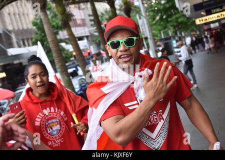 Auckland, Nuova Zelanda. 26 nov, 2017. Un tongan ventole sul centro di Auckland strade durante una manifestazione di protesta contro la decisione arbitrale ad Auckland il Nov 26, 2017. tonga era giù 18-20 in Inghilterra durante la Coppa del Mondo di rugby semi-finale la notte scorsa, con un minuto di andare prima di Tonga ha segnato quello che sembrava essere un match-winning provare. Tuttavia, l'arbitro ha statuito che un no-provare. Credito: Shirley kwok/Pacific press/alamy live news Foto Stock