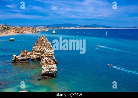 Famose rocce in mare, oceano, Lagos in Portogallo. estate popolare destinazione di viaggio e famosa spiaggia. ponta da piedade a Costa Algarve Foto Stock