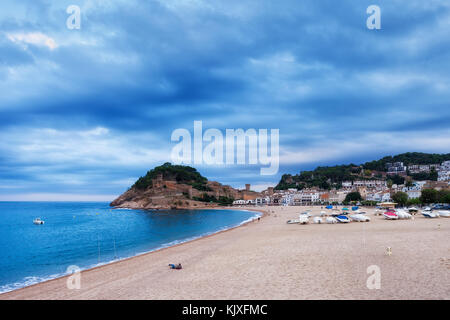 Spiaggia nel villaggio turistico di Tossa de Mar su nuvoloso Nuvoloso Giorno in costa brava catalogna Foto Stock