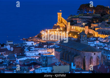 Tossa de Mar città di sera sulla costa brava in Catalogna, Spagna Foto Stock