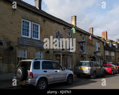 Premiato Redesdale Arms Hotel e ristorante High Street Moreton-in-Marsh Glocestershire England Regno Unito costruito di pietre di Cotswold Foto Stock