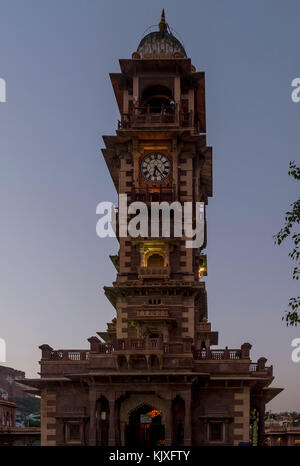 "Ghanta ghar', conosciuta anche come la torre dell orologio del Rajasthan, nella città indiana di Jodhpur, nella luce della sera Foto Stock