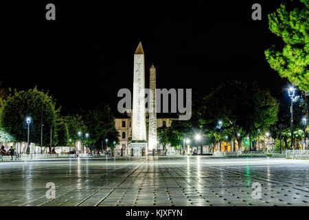 Istanbul, Turchia- Settembre 20, 2017: obelisco di Teodosio nell'antica piazza hippodrome in Istanbul, vista di notte con la gente seduta sulle panchine Foto Stock