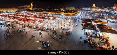 Jemma El Fnaa o piazza Djemma El Fna a Marrakech, Marocco Foto Stock