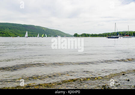 Barche a Coniston Water nel Lake District inglese Foto Stock