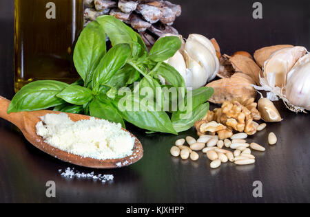 Pesto di basilico e salsa di ingredienti freschi di sfondo fatti in casa, cibo italiano Foto Stock
