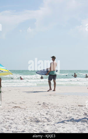L uomo sulla spiaggia Foto Stock