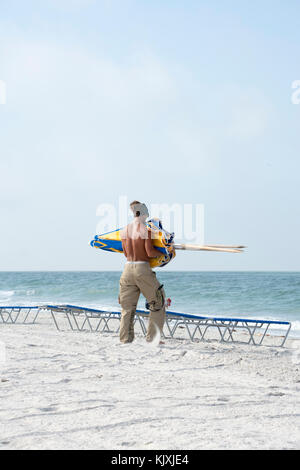 L uomo sulla spiaggia Foto Stock