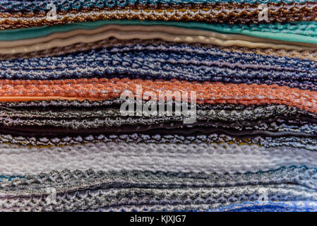 Tradizionale seta colorata ,testa cashmere sciarpe o scialli e tessuti costituito da una pila di un background il bazaar stallo in Istanbul, Turchia Foto Stock
