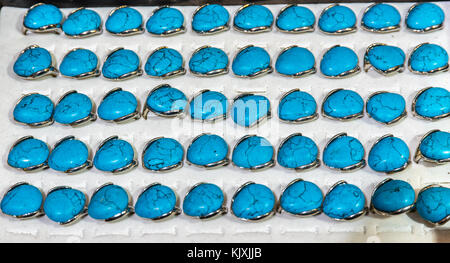 Anello con preziose pietre blu sul display per la vendita in grand bazaar,istanbul, Turchia Foto Stock