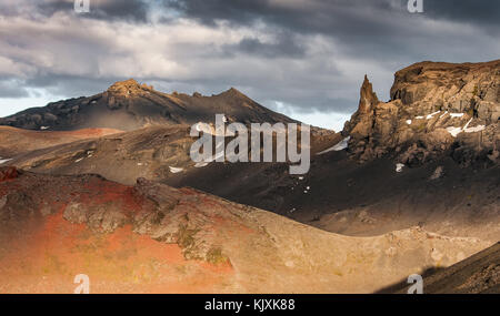 Visto dalle pendici del Virkisfell, colorato paesaggio di montagna nella regione di Kverkfjoll, Islanda Foto Stock