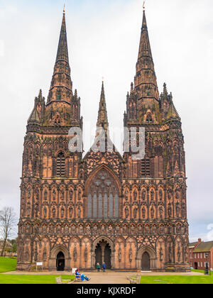 Fronte ovest di Lichfield Cathedral Staffordshire in inverno Foto Stock