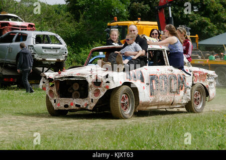 Gara banger racing racers demolition Destruction Derby derbies auto crash crash auto automobili stock gare bangers rottami vecchi junk Foto Stock