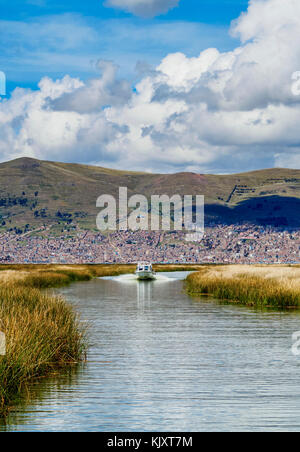 Andando in barca da Puno a uros isole galleggianti, il lago Titicaca Puno, regione, Perù Foto Stock