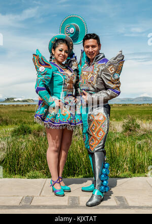 Matura in abbigliamento tradizionale, Fiesta de la Virgen de la Candelaria, Puno, Perù Foto Stock