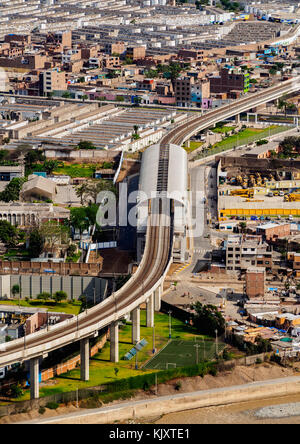 Stazione della metropolitana leggera vista dalla collina di San Cristobal, Lima, Perù Foto Stock