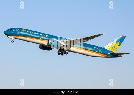 Un Boeing 787 Dreamliner widebody gli aerei commerciali da trasporto passeggeri del Vietnam Airlines, registrazione VN-A867 uscire Heathrow la pista 27L. Foto Stock