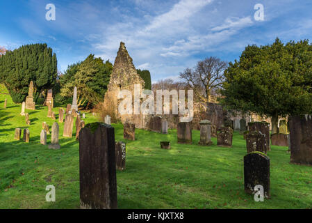 Kirkoswald,Scozia,UK-novembre 25 ,2017: kirkoswald chiesa e cimitero dove molti dei caratteri di robert burn epico "tam o shanter'' sono buri Foto Stock