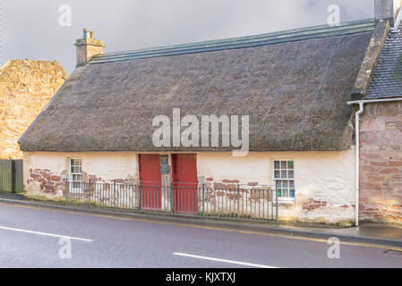 Kirkoswald,Scozia,UK-novembre 25 ,2017: il famoso souter Johnnie's cottage con il tetto di paglia che è situato in kirkoswald ayrshire e reso famoso da sco Foto Stock