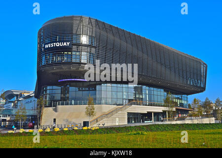 Questa suggestiva vista di West Quay Centre Southampton sottolineare è lo stile creativo. Esso contiene intrattenimento, ristoranti,bar e un centro commerciale. Foto Stock