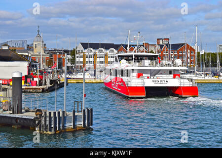 Red Jet 6 un catamarano ad alta velocità per i passeggeri dei traghetti nel porto di Città di approcci Quay in Southampton da West Cowes, Isola di Wight. Foto Stock