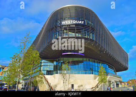 Suggestiva vista del moderno West Quay Centre Southampton che ospita un centro di intrattenimento, ristoranti,bar e centro commerciale. Foto Stock