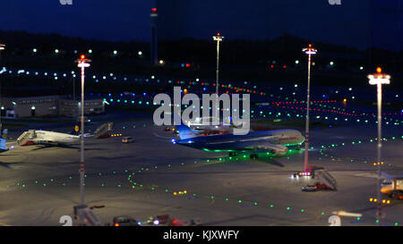 Amburgo, Germania - 8 marzo 2014: flughafen wunderland. fino a 40 diversi aeromobili da cessna per Airbus a 380, sono di tassare in modo indipendente su knufingen aeroporto a miniatur wunderland museo per le porte Foto Stock