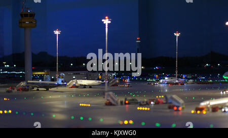 Amburgo, Germania - 8 marzo 2014: flughafen wunderland. fino a 40 diversi aeromobili da cessna per Airbus a 380, sono di tassare in modo indipendente su knufingen aeroporto a miniatur wunderland museo per le porte Foto Stock