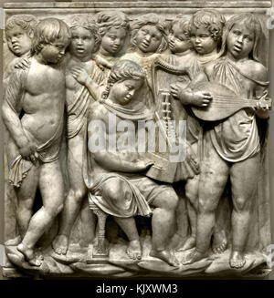 I bambini a cantare e suonare musica, pannello della Cantoria (cantanti' gallery), in realtà un balcone per il 1438' organo 1431-38 da Luca della Robbia 1399-1482, dal Duomo di Firenze ( La Cattedrale di Santa Maria del Fiore di Firenze - Cattedrale di Santa Maria del Fiore 1336 ) Museo dell'Opera del Duomo Firenze italiano. Foto Stock