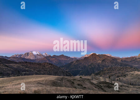 Bellissima alba nelle dolomiti sopra marmolada. raggi del sole di mattina nel cielo. dolomiti, italia Foto Stock