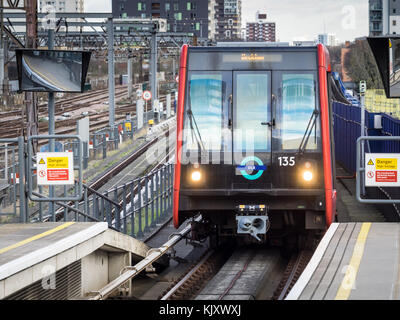 Treni DLR - Londra Dockland Light Railway treno proveniente in a Tower Gateway Station di Londra Foto Stock