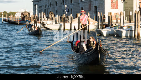 Un gondoliere prende turisti sconosciuto su un viaggio in gondola a Venezia il 12 settembre 2017. Foto Stock