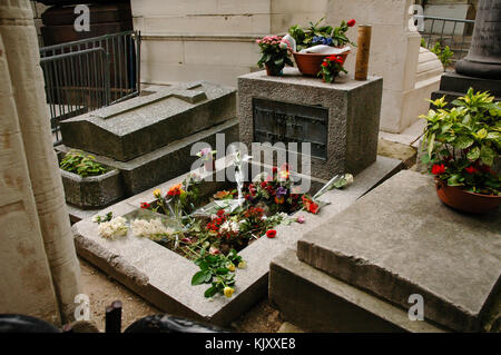 Tomba del leggendario Jim Morrison - Le porte del cantante e un poeta sepolto nel cimitero di Père Lachaise di Parigi, Francia Foto Stock
