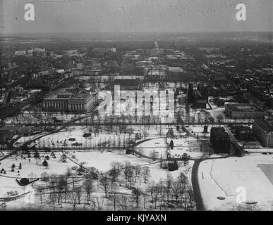 Vista aerea GUARDANDO VERSO GLI STATI UNITI Capitol con la neve Foto Stock