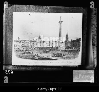 Il Nelson Monument, situato in Trafalgar Square, è un famoso monumento a Londra che commemora la vittoria dell'ammiraglio Horatio Nelson nella battaglia di Trafalgar. Il monumento presenta una statua di Nelson in cima a una colonna. Foto Stock