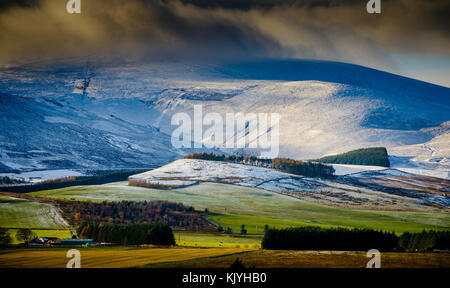 Nuvole di neve su Tinto Hill in South Lanarkshire Scozia in un freddo inverno mattina. Foto Stock