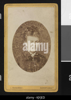Questo ritratto, intorno al 1875, presenta una donna non identificata catturata in una fotografia storica, che mostra la moda e le norme sociali della fine del XIX secolo. Foto Stock