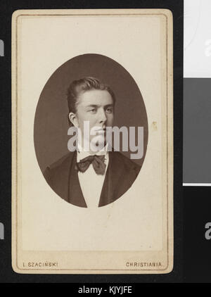 Questo ritratto del 1873 presenta un giovane non identificato, catturato in uno studio, che mostra tecniche fotografiche del XIX secolo nella ritrattistica. Foto Stock