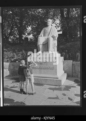 Questa fotografia digitale cattura una statua del presidente Theodore Roosevelt, scattata nel dicembre 2014. L'immagine evidenzia la rappresentazione dettagliata di Roosevelt, noto per la sua leadership e i suoi contributi alla storia americana. Foto Stock