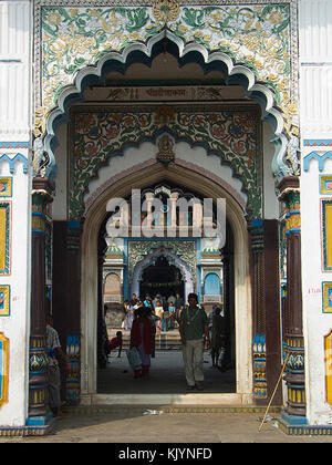 Una fotografia della moschea Chandanpura a Chittagong, Bangladesh, scattata nel 1960, che mostra la bellezza architettonica e il significato culturale della moschea. Foto Stock