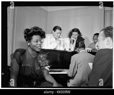 (Ritratto di Dizzy Gillespie, Mary Lou Williams, Tadd Dameron, Hank Jones, Milt Orent, Dixie Bailey e Jack Teagarden, Mary Lou Williams' appartamento, New York, N.Y., ca. Agosto 1947) (LOC) (4843764330) Foto Stock