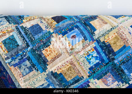 Hobby, tempo libero, trapuntatura, intimità domestica, sfondo, concetto di cucitura - blu brillante coltre fatta di raso ornati di patch in forme geometriche con tali vari patterns come fiori, punti e scarabocchi Foto Stock