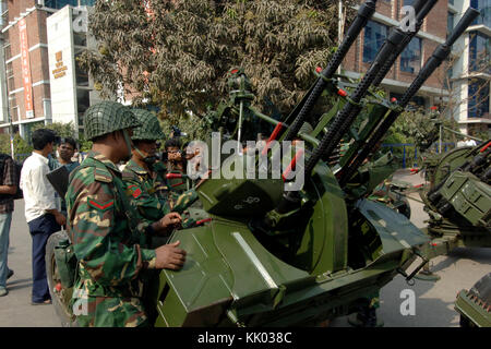 Dacca in Bangladesh- febbraio 25, 2009: Bangladesh army saldature stand su un veicolo anteriore bdr sede a Dacca in Bangladesh. mutinous banglade Foto Stock