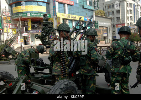 Dacca in Bangladesh- febbraio 25, 2009: Bangladesh army saldature stand su un veicolo anteriore bdr sede a Dacca in Bangladesh. mutinous banglade Foto Stock