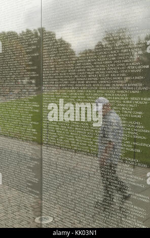 Uomo che guarda il Vietnam Memorial a Washington DC Foto Stock