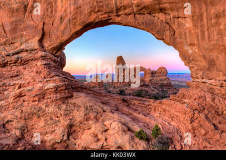 La torretta arch all'alba all'interno della finestra del nord arco naturale nella sezione Windows di Arches National Park, vicino a Moab, Utah Foto Stock