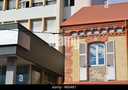 Edificio con persiane alle finestre in Nouméa Nuova Caledonia Foto Stock