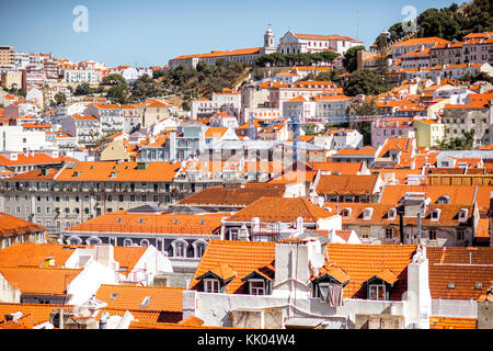 Paesaggio urbano vista sulla città vecchia sulla collina del castello durante la giornata di sole nella città di Lisbona, Portogallo Foto Stock
